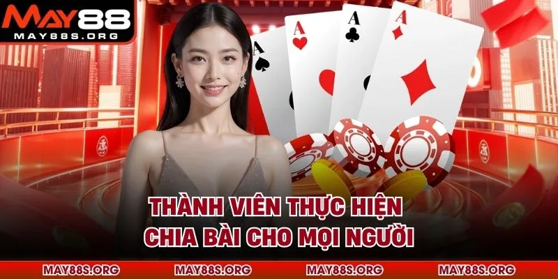 Thành viên thực hiện chia bài cho mọi người